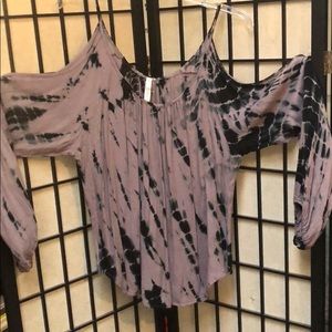 Elan tie-dyed, open shoulder shirt. ❤️